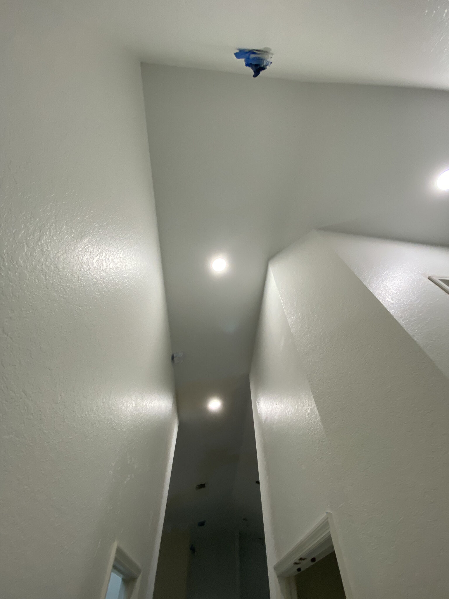 Ceiling with recessed LED can lights installed.